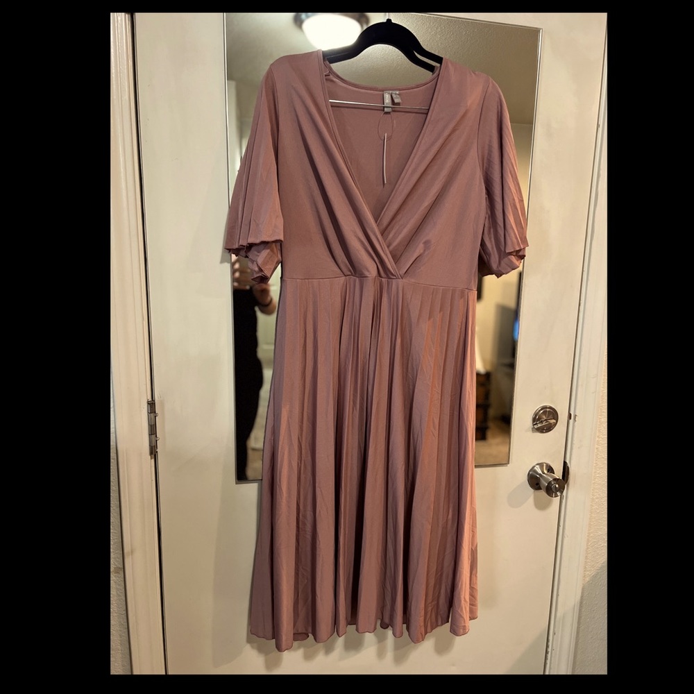 *NWT Womens ASOS DESIGN Curve exclusive pleated midi dress with kimono sleeve